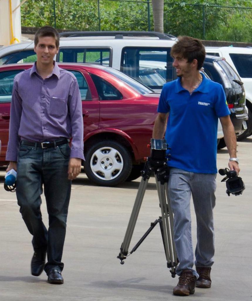 Eduardo Scandaroli atuava como cinegrafista na TV Thathi. Na foto, ele e o repórter David Florim em 2011 durante uma reportagem.